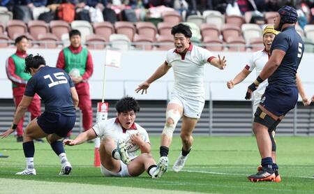 前半、トライを決めほえる早大・佐藤健次（撮影・金田祐二）