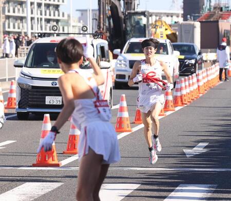 ３区区間賞の中大・本間颯（左は４区の白川陽大）＝代表撮影