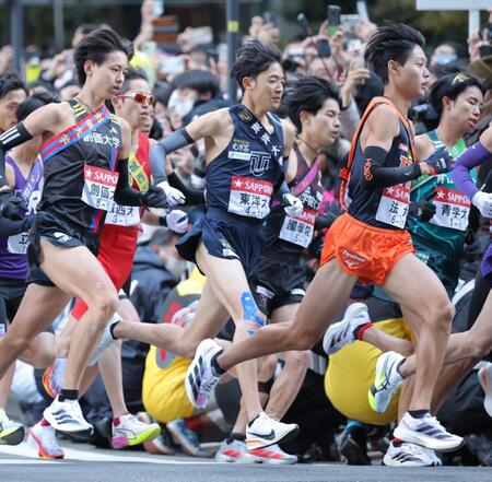 スタートする東洋大・小林亮太（中央）＝撮影・西岡正