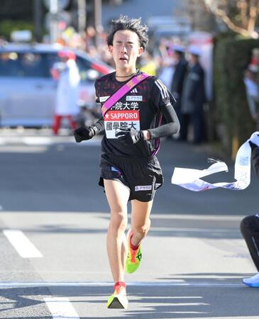 　往路６位でゴールした国学院大・高山豪起（撮影・伊藤笙子）