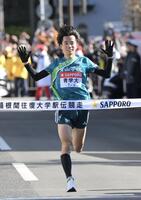 往路優勝のゴールテープを切る青学大・若林宏樹（撮影・伊藤笙子）