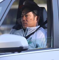 　運営管理車から選手を見つめる青学大・原晋監督（代表撮影）