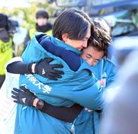 　往路優勝を果たし、３区を走った鶴川正也（手前）と抱き合う青学大・若林宏樹（撮影・伊藤笙子）