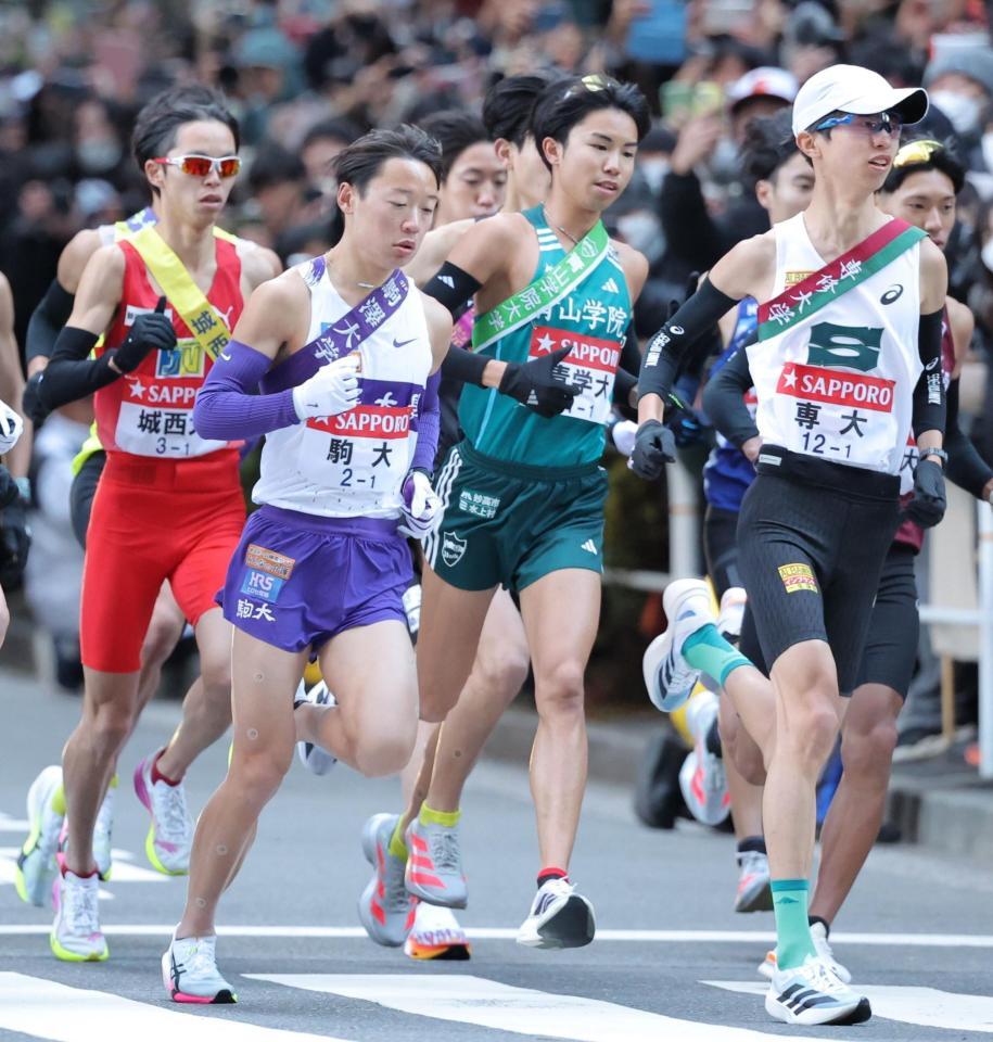 スタートする駒大・帰山侑大（中央左）と青学大・宇田川瞬矢（同右）＝撮影・西岡正