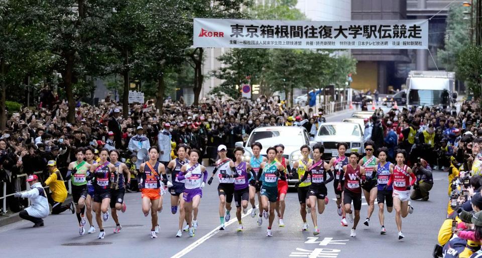 東京箱根間往復大学駅伝で、一斉にスタートする選手たち