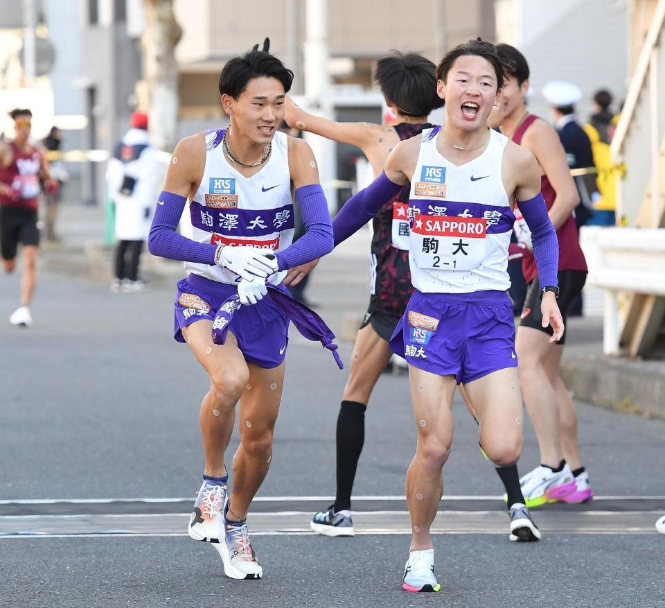 帰山侑大（右）からたすきを受け駆け出す駒大・篠原倖太朗（撮影・開出牧）