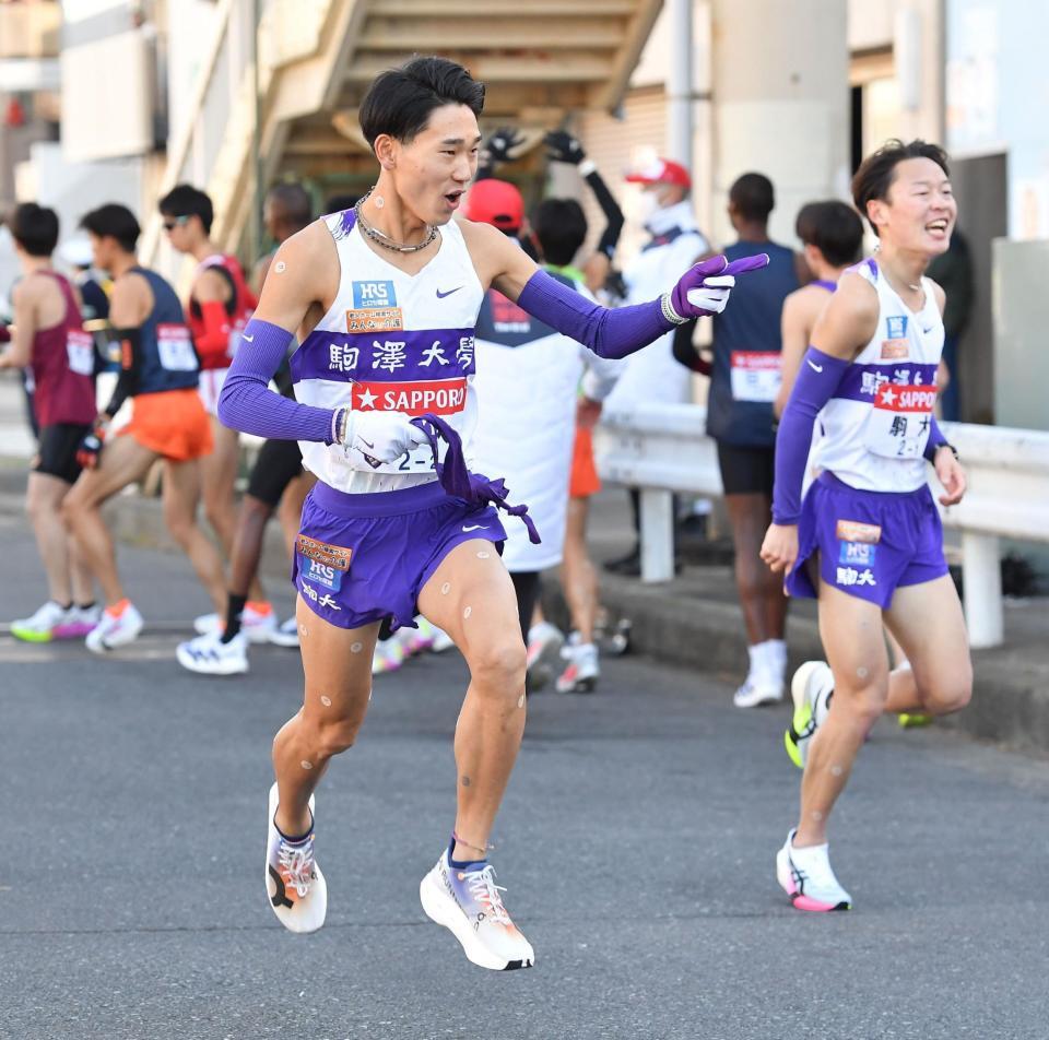 帰山侑大（右後方）からたすきを受け駆け出す駒大・篠原倖太朗（撮影・開出牧）