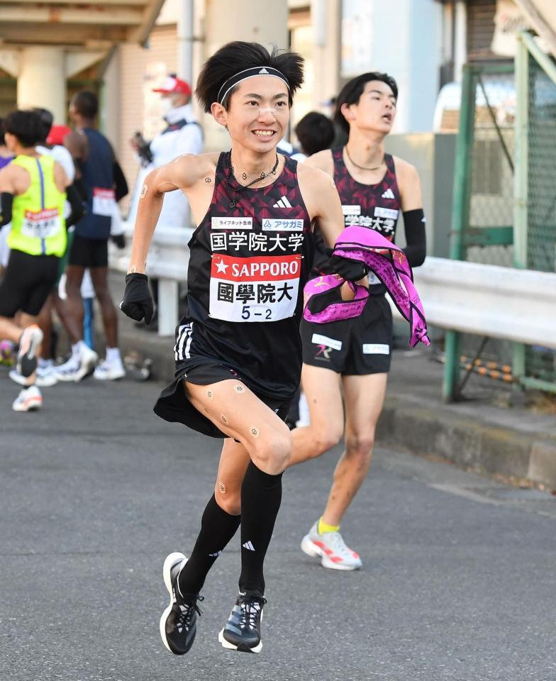 野中恒亨（右後方）からたすきを受け駆け出す国学院大・平林清澄（撮影・開出牧）