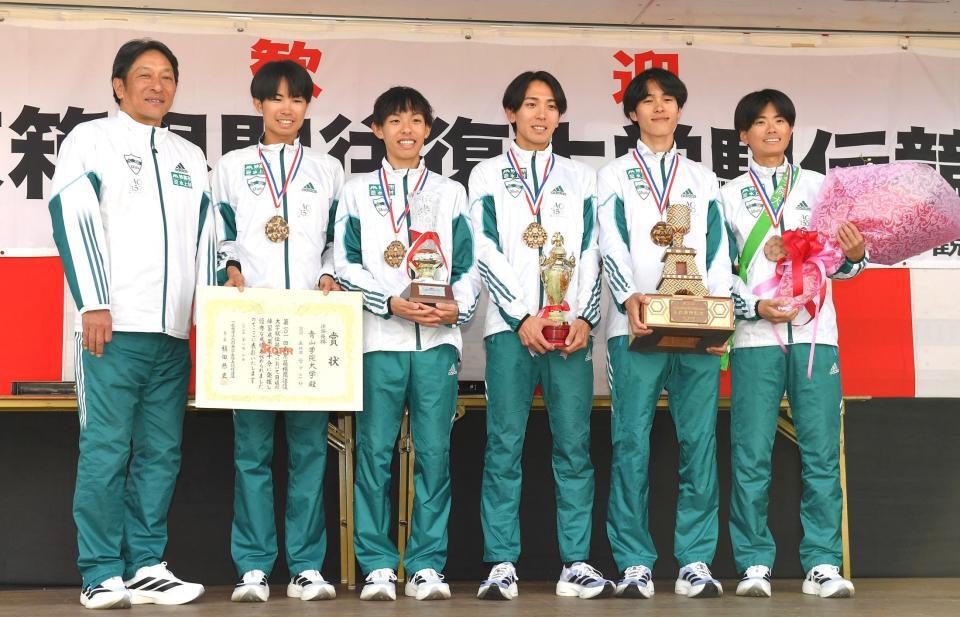 　トロフィーを手に笑顔を見せる青学大の選手たち。（左から）原監督、１区・宇田川、２区・黒田朝、３区・鶴川、４区・太田、５区・若林（撮影・伊藤笙子）