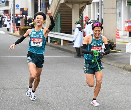 　小河原陽琉（右）に、たすきを繋ぐ青学大・田中悠登（撮影・堀内翔）