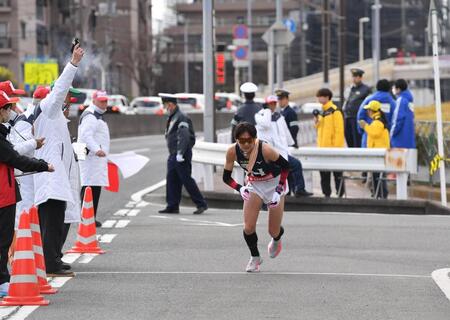 　たすきを受け取れず無念の繰り上げスタートする日大・小路翔琉（撮影・開出牧）