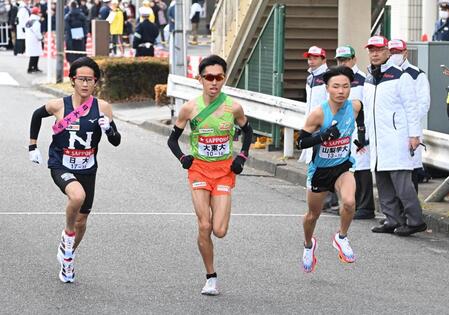 　繰り上げスタートとなった（左から）日大・山口彰太、大東大・庄司瑞輝、山梨学院大・土器屋快都（撮影・堀内翔）