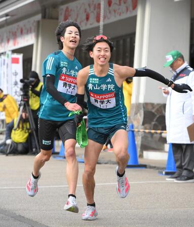 　白石光星（右）へたすきを渡す青学大・野村昭夢（撮影・伊藤笙子）