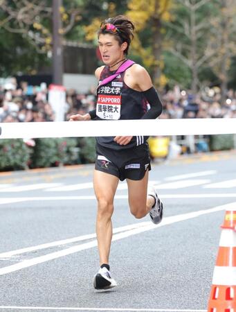 　ゴールする国学院大・吉田蔵之介（撮影・西岡正）