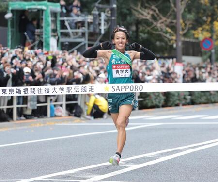 　総合優勝でゴールする青学大・小河原陽琉（撮影・西岡正）