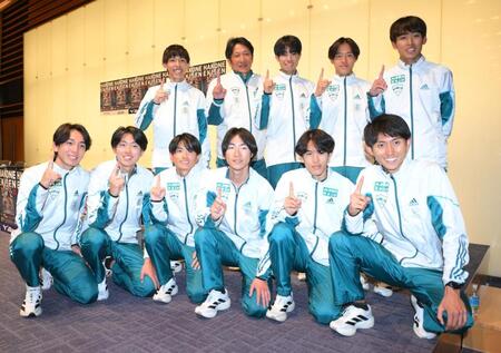 　総合優勝を果たし、笑顔を見せる青学大の選手たち（撮影・伊藤笙子）