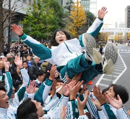 　選手たちから胴上げされる青学大・原監督の妻美穂さん（代表撮影）