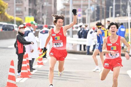 　岩田真之城（右）からたすきを受け駆け出す城西大・桜井優我（撮影・開出牧）