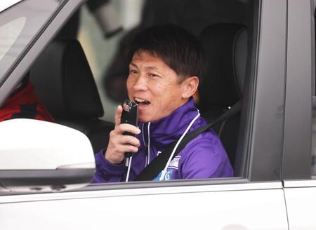 　運営管理車から声をかける駒大の藤田敦史監督（代表撮影）