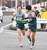 　田中悠登（手前）にたすきを渡す青学大・塩出翔太（撮影・開出牧）