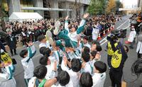 　総合優勝を決め胴上げされる青学大の原晋監督（代表撮影）