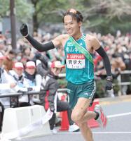 　総合優勝でゴールしょい、ガッツポーズの青学大・小河原陽琉（撮影・西岡正）