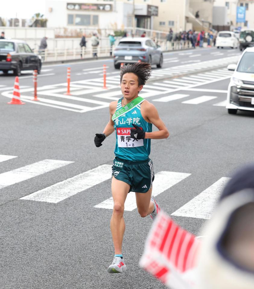 　８区、力走する青学大・塩出翔太（撮影・金田祐二）