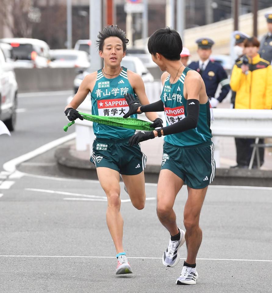 　田中悠登（手前）にたすきを渡す青学大・塩出翔太（撮影・開出牧）