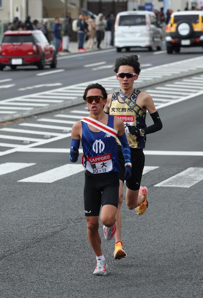 　８区、競り合う順大・荒牧琢登、東京国際大・益田郁也（撮影・金田祐二）