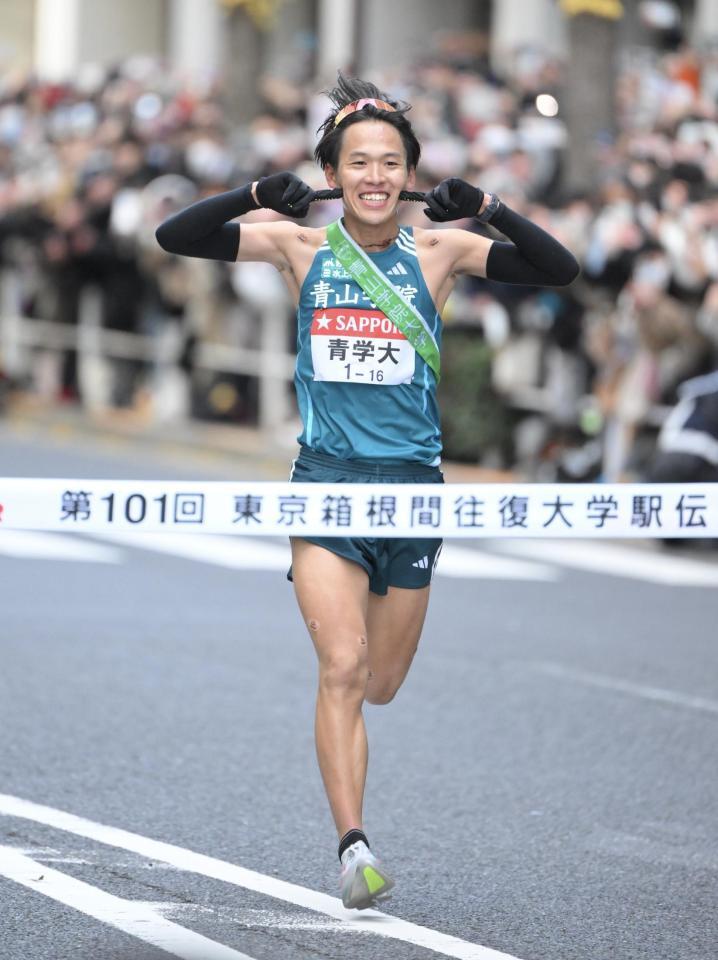 　総合優勝のゴールテープを切る青学大・小河原陽琉（撮影・伊藤笙子）