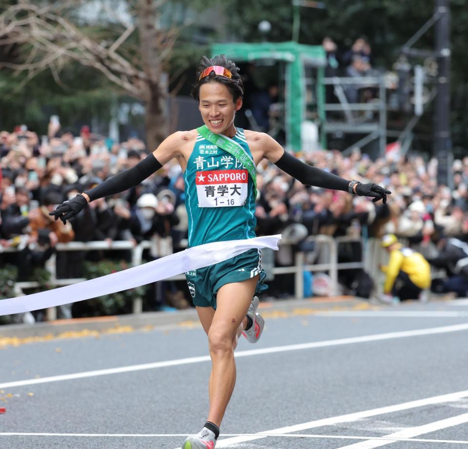 　復路優勝でゴールする青学大・小河原陽琉（撮影・西岡正）