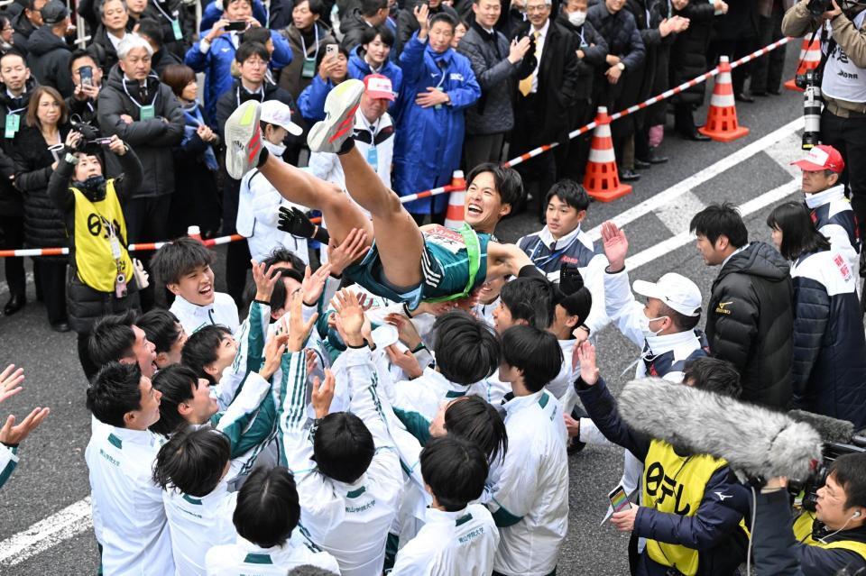 　胴上げされる青山学院大１０区・小河原陽琉（代表撮影）