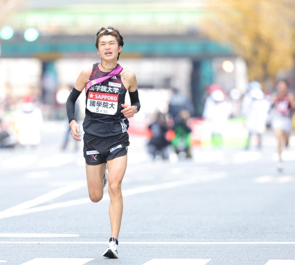 　最後の直線を懸命に走る国学院大・吉田蔵之介（撮影・西岡正）