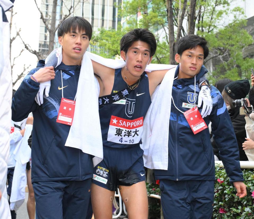 　総合９位でゴールし、シード権を獲得した東洋大・薄根大河（中央）＝撮影・伊藤笙子