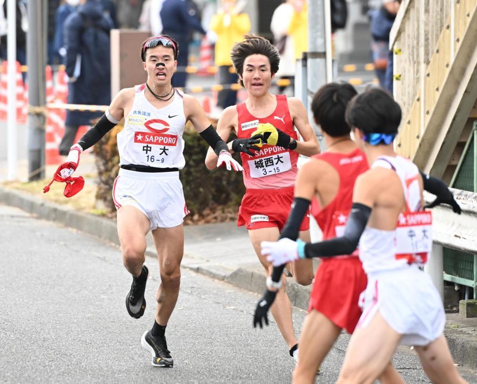 　競り合いながらたすきを繋ぐ中大・吉中祐太（左）、城西大・桜井優我（撮影・堀内翔）