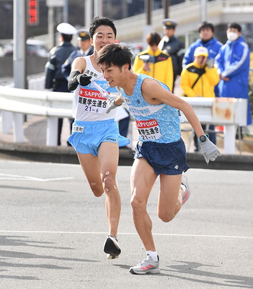 　秋吉拓真からたすきを受ける関東学生連合・古川大晃（撮影・開出牧）