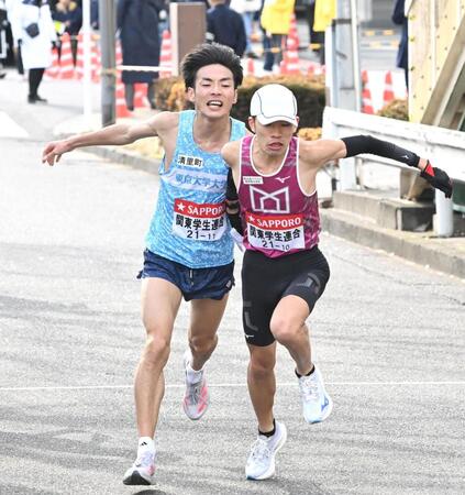 　鶴見中継所で、福本陽樹（右）にたすきを繋ぐ関東学生連合・古川大晃（東大院）＝撮影・堀内翔