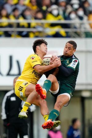 　東京ＳＧ-トヨタ　後半、空中で競り合う東京ＳＧ・高本（左）とトヨタのスミス＝味スタ