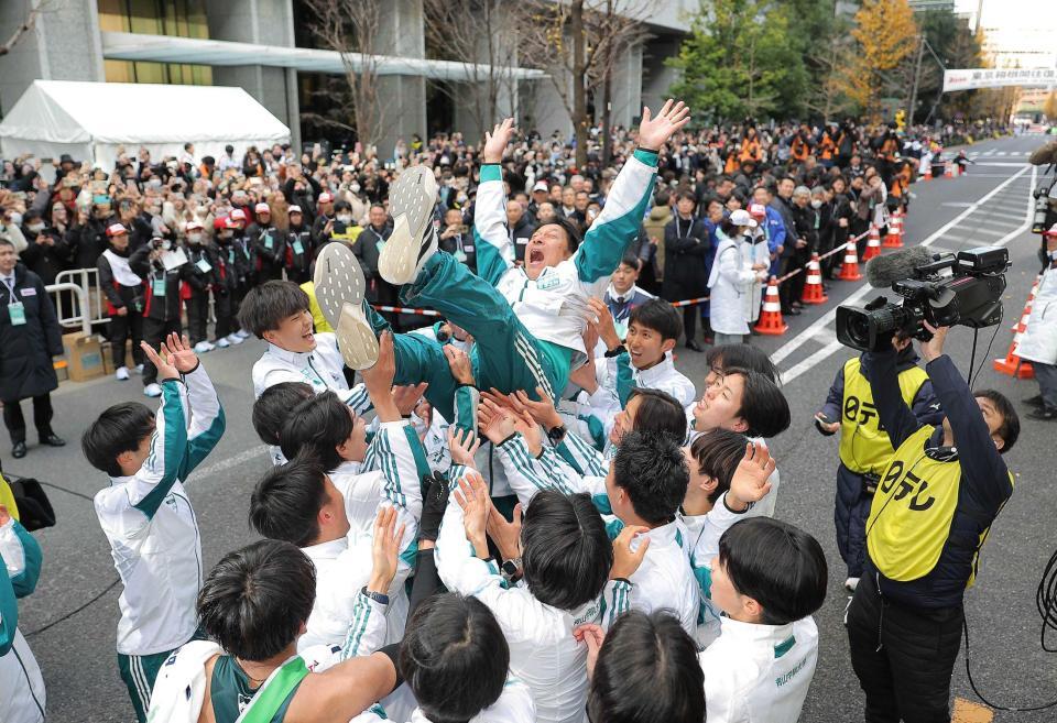 　胴上げされる原監督（代表撮影）