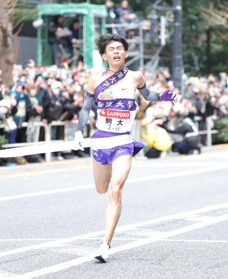 　２位でゴールする駒大・小山翔也＝３日