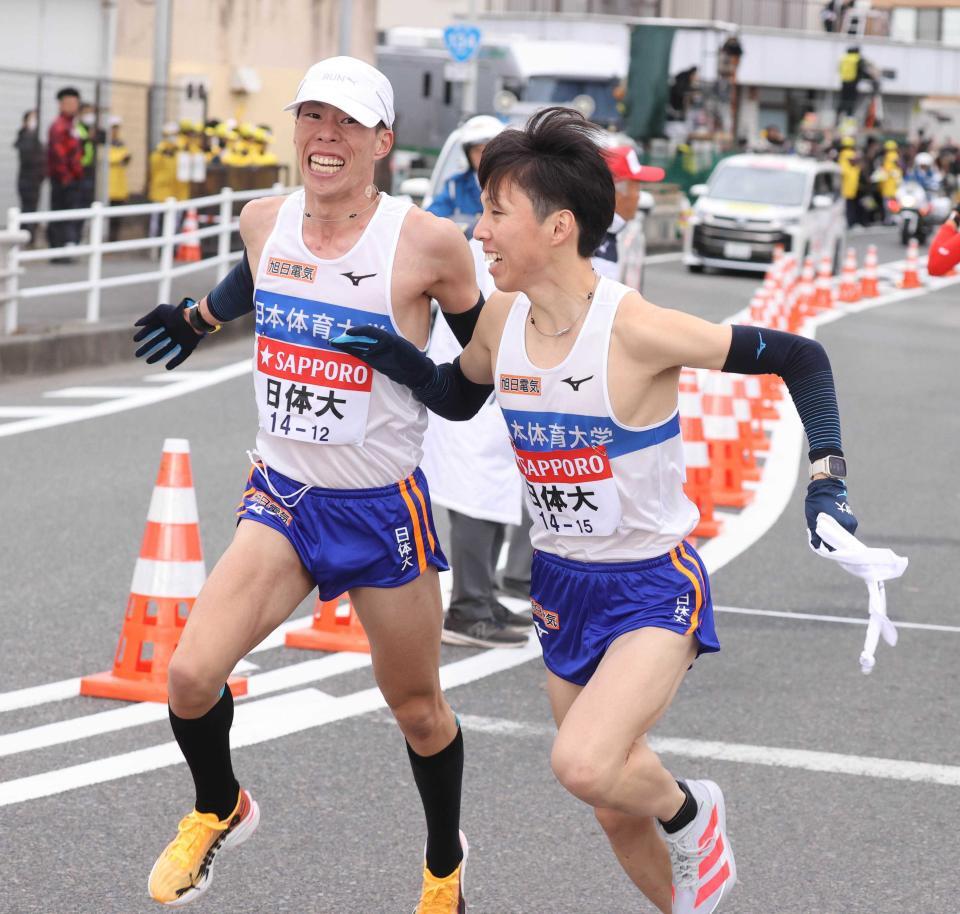 　平塚中継所でタスキをつなぐ日体大７区の住原聡太（左）と日体大８区の分須尊紀＝３日