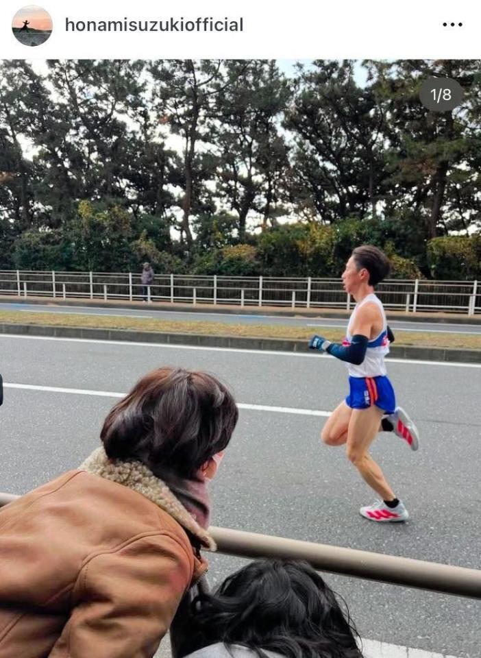 日体大・分須選手が走る横で身をかがめて応援するを鈴木保奈美。インスタグラム＠ｈｏｎａｍｉｓｕｚｕｋｉｏｆｆｉｃｉａｌより