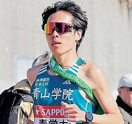 左手薬指に指輪をして４区を力走する青山学大・太田蒼生（３日）