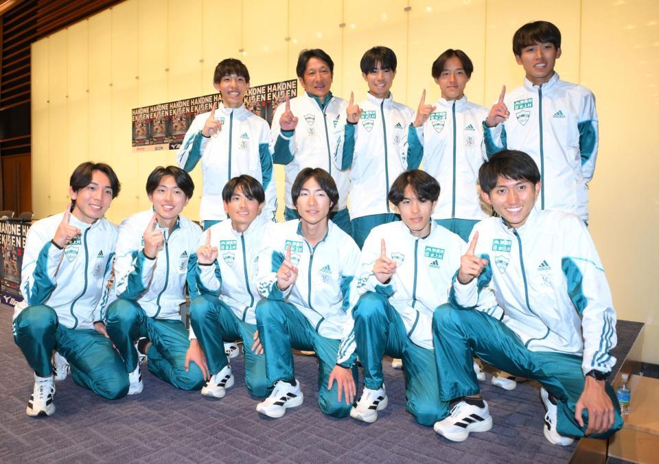 　総合優勝を果たし、笑顔を見せる青学大の選手＝３日