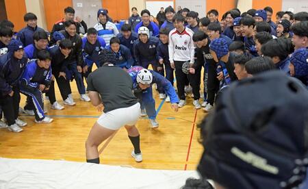 　タックルの練習を行う東海大大阪仰星・青野寛大主将（中央奥）＝撮影・石井剣太郎