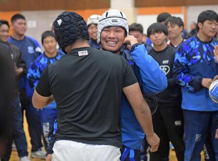 　笑顔を見せる東海大大阪仰星・青野寛大主将（撮影・石井剣太郎）