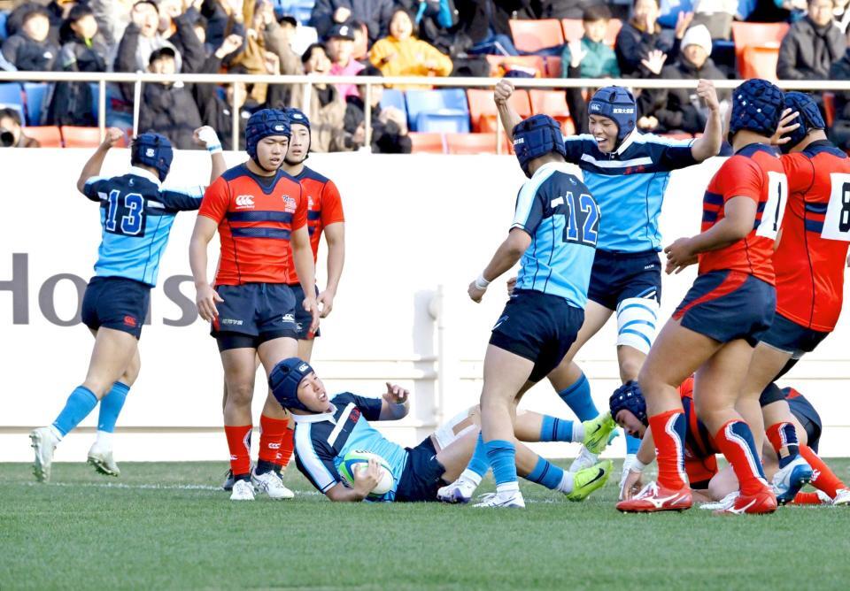 　後半、隅田（中央左）がトライを決め、喜ぶ東海大大阪仰星フィフティーン（撮影・北村雅宏）