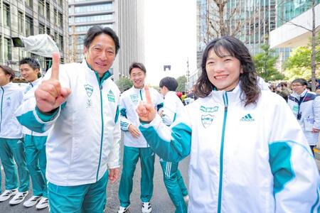 　２年連続８度目の優勝を飾りナンバーワンと指さす青学大・原晋監督、妻・美穂さん＝３日