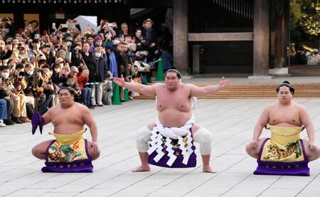 　奉納土俵入りを披露する横綱照ノ富士。太刀持ち尊富士、露払い錦富士