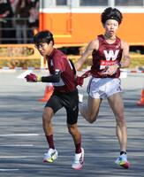 　長屋匡起（右）からたすきを受け取る早大・工藤慎作（２日）